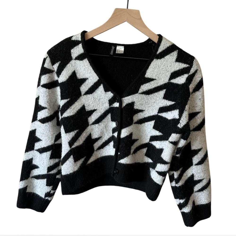 H & M cardigan sweater in excellent condition. Size small. Was my daughters.
